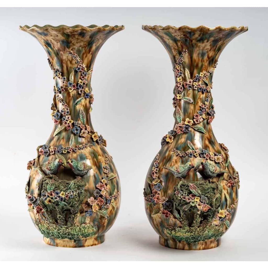 Paire de vases en barbotine à décor d'époque, XIXème siècle ||||||||||