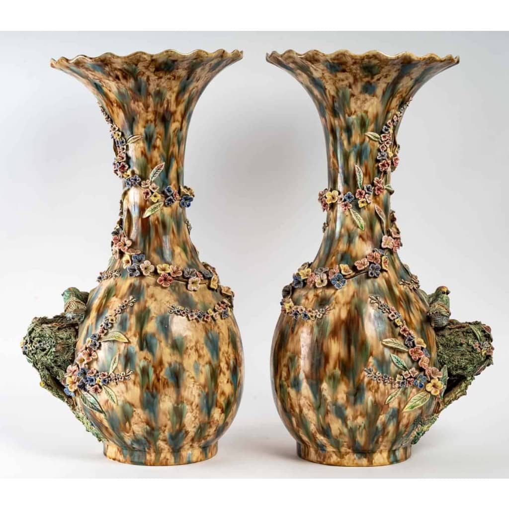 Paire de vases en barbotine à décor d'époque, XIXème siècle Paire de vases en barbotine à décor d'époque, XIXème siècle