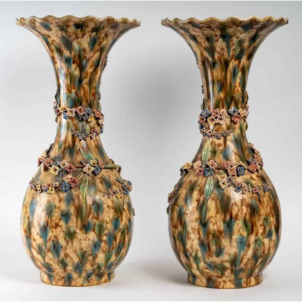 Paire de vases en barbotine à décor d'époque, XIXème siècle Paire de vases en barbotine à décor d'époque, XIXème siècle