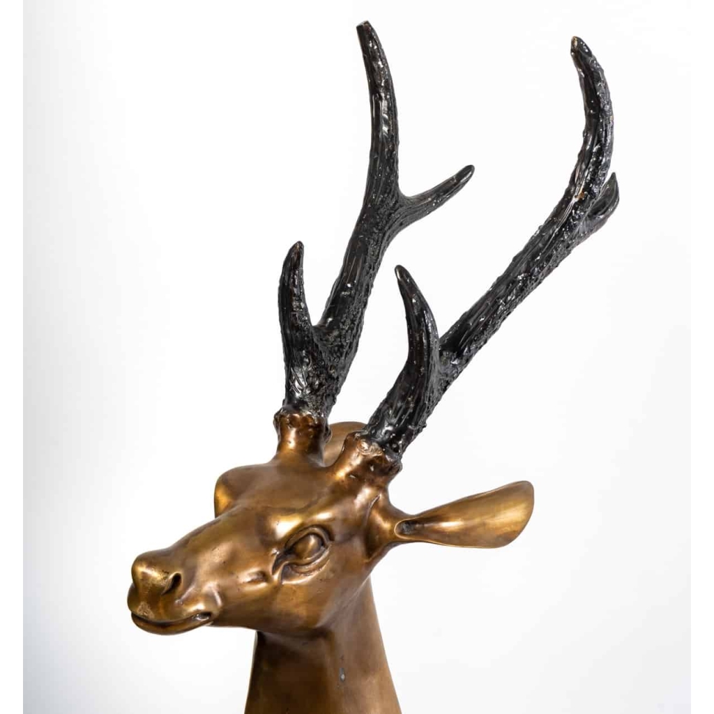 Un cerf et une biche en bronze Un cerf et une biche en bronze