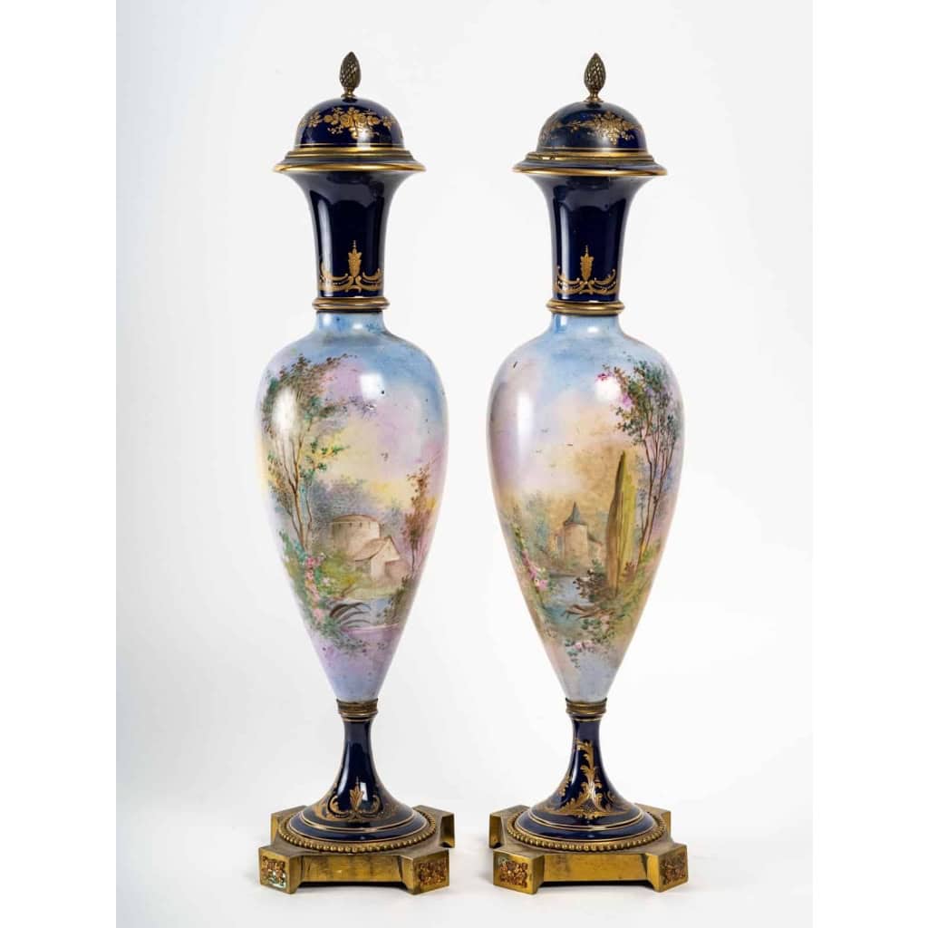 Paire de vases en porcelaine de Sèvres, XIXème siècle Paire de vases en porcelaine de Sèvres, XIXème siècle