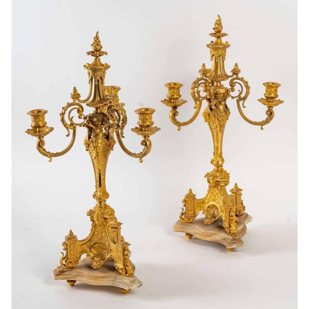 Une garniture de style renaissance en bronze doré fin XIXème siècle Une garniture de style renaissance en bronze doré fin XIXème siècle