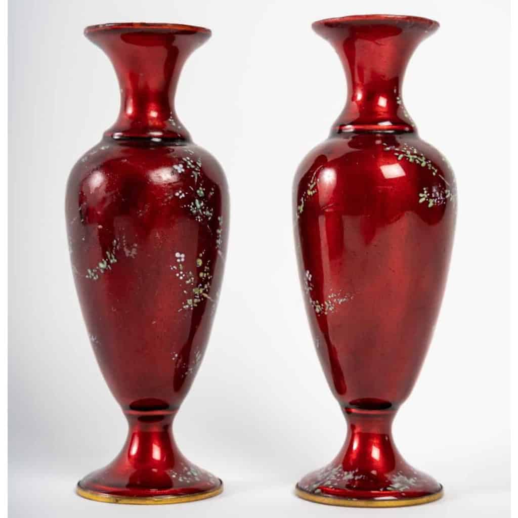 Une paire de vases en émail fin XIXème siècle Une paire de vases en émail fin XIXème siècle