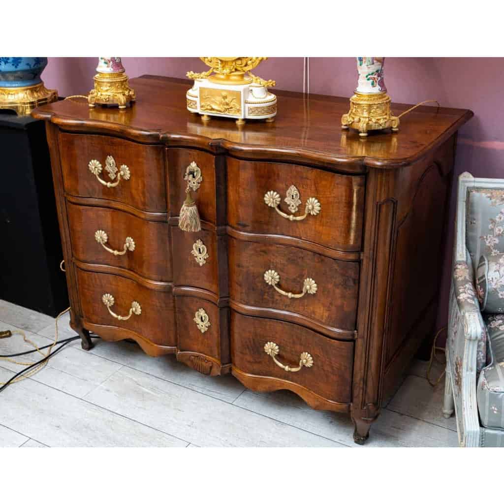 Commode en noyer, XVIIIème siècle Commode en noyer, XVIIIème siècle