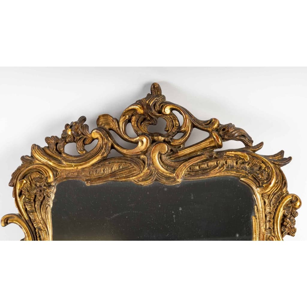 Petit miroir Louis XV en bois doré, époque XVIIIème Petit miroir Louis XV en bois doré, époque XVIIIème