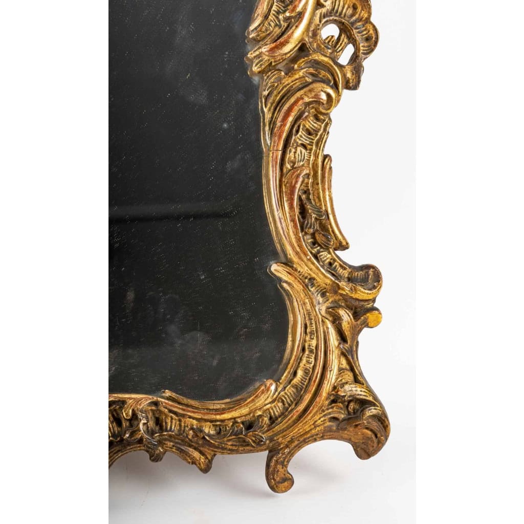 Petit miroir Louis XV en bois doré, époque XVIIIème Petit miroir Louis XV en bois doré, époque XVIIIème