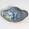 Broche "Deux Figurines Dos à Dos" verre blanc sur clinquant bleu ciel de René LALIQUE ||||||