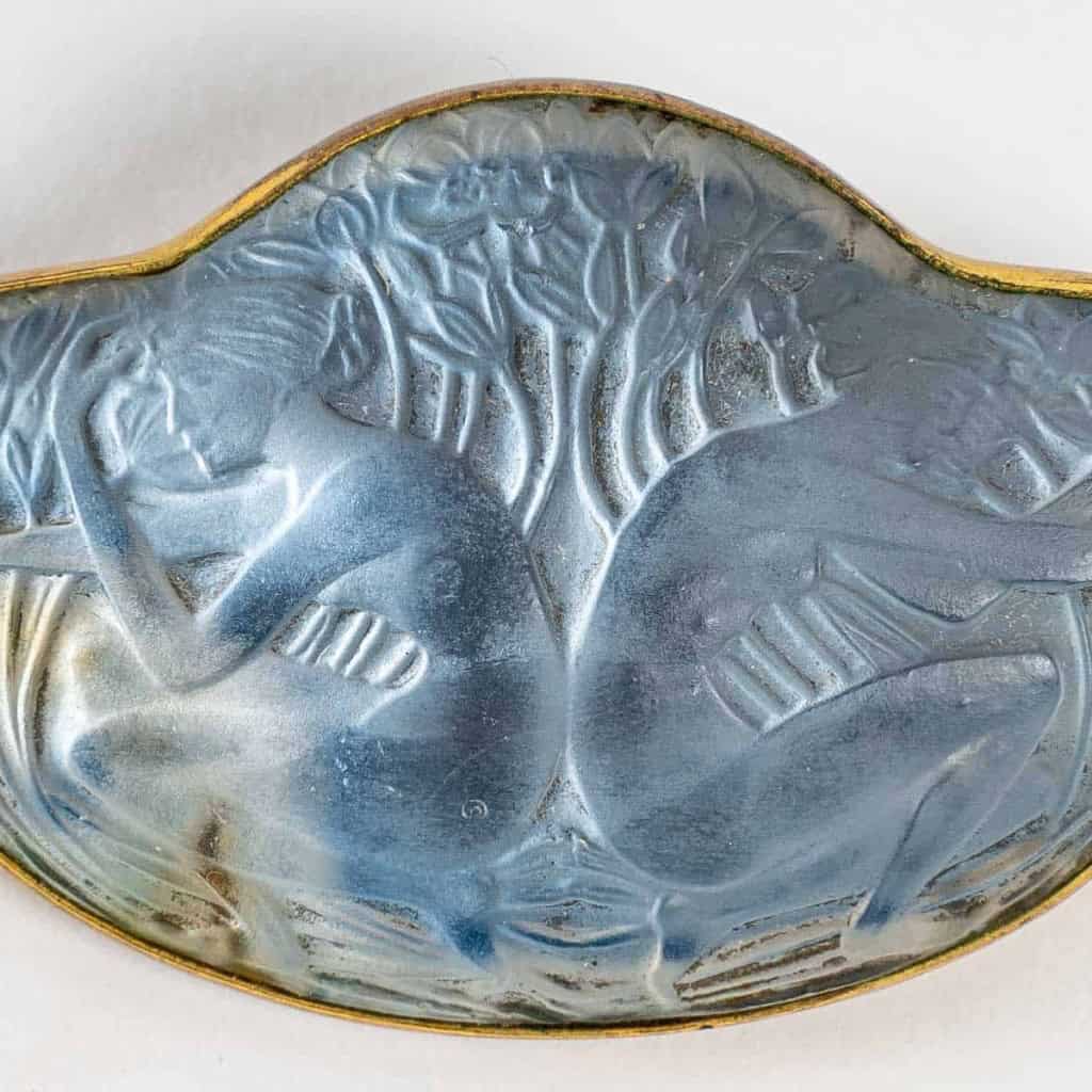 Broche "Deux Figurines Dos à Dos" verre blanc sur clinquant bleu ciel de René LALIQUE Broche "Deux Figurines Dos à Dos" verre blanc sur clinquant bleu ciel de René LALIQUE