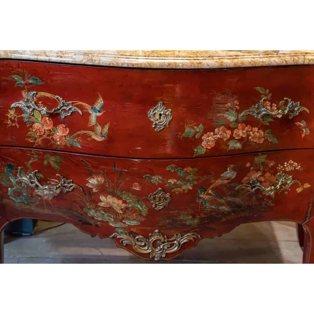 Commode style Louis XV, décors chinois laqués Commode style Louis XV, décors chinois laqués