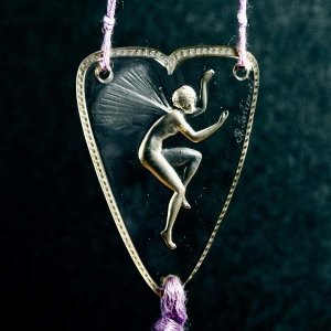 Pendentif "Figurine Ailée" verre blanc de René LALIQUE ||||||