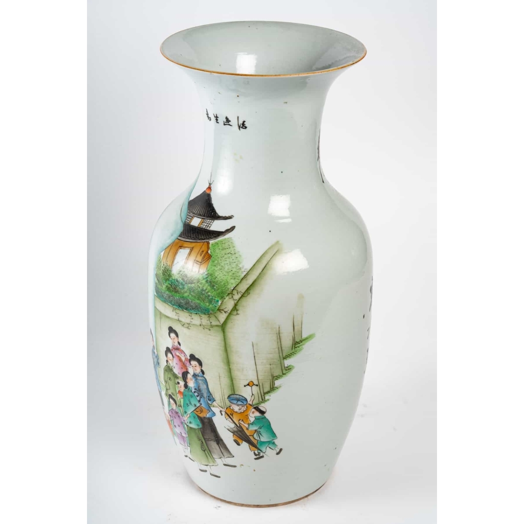 Vase en porcelaine de chine , période république (1912-1949) Vase en porcelaine de chine , période république (1912-1949)