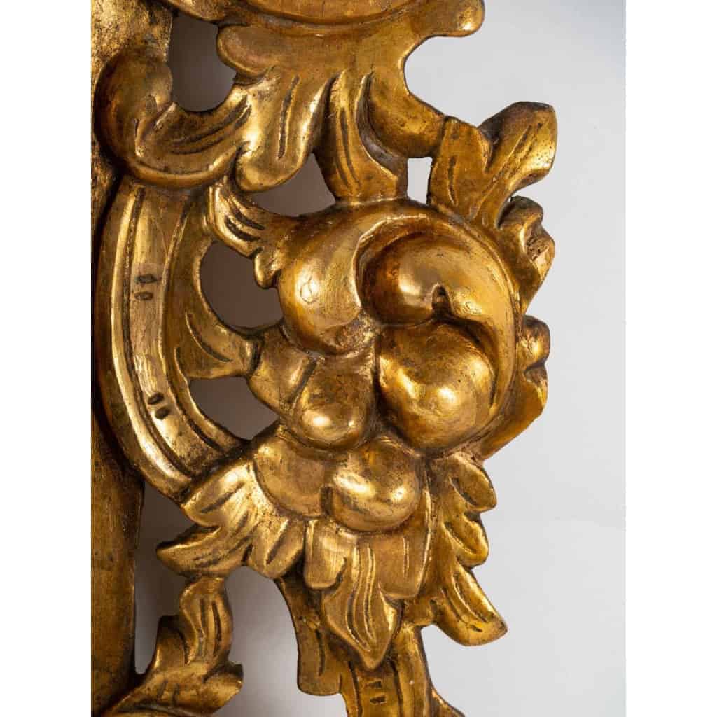 Miroir italien en bois sculpté et doré, XIXème siècle Miroir italien en bois sculpté et doré, XIXème siècle