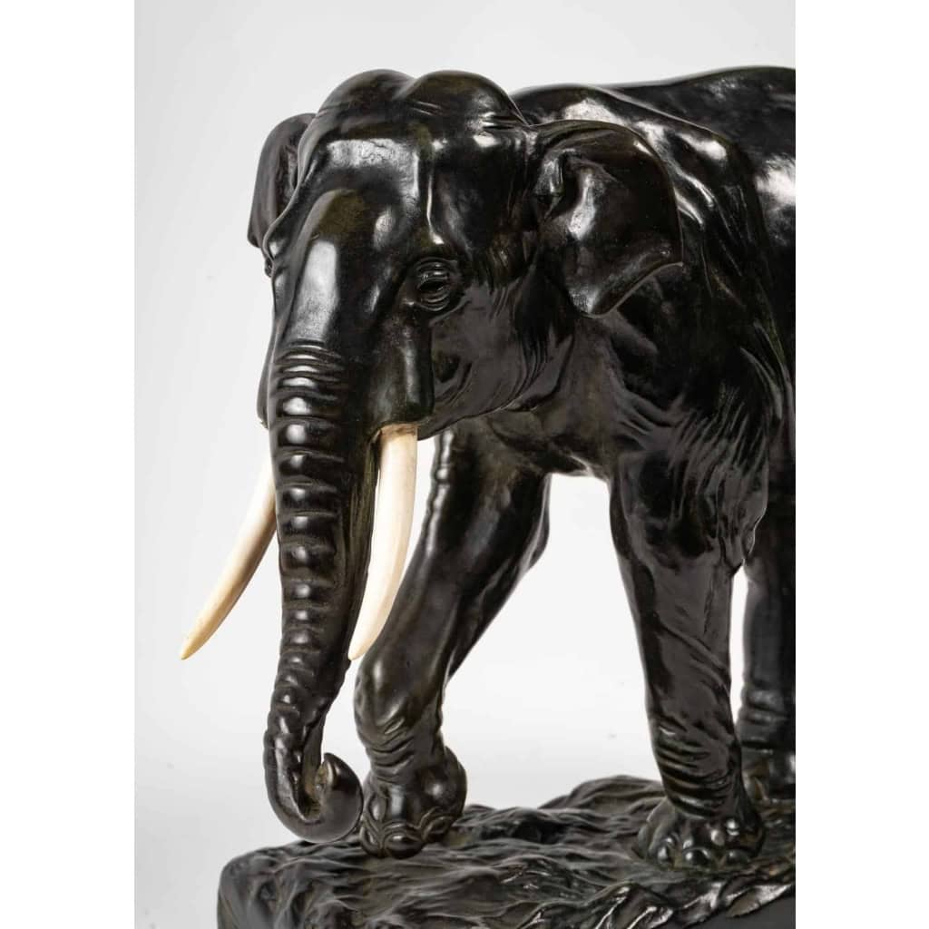 Sculpture en bronze et ivoire, Éléphant en marche, signée Boudarel Sculpture en bronze et ivoire, Éléphant en marche, signée Boudarel