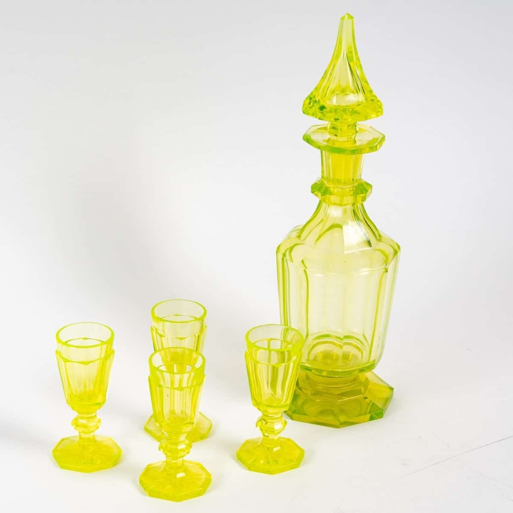 Carafe en cristal de bohème, 4 goblets en ouraline, XIXème siècle Carafe en cristal de bohème, 4 goblets en ouraline, XIXème siècle