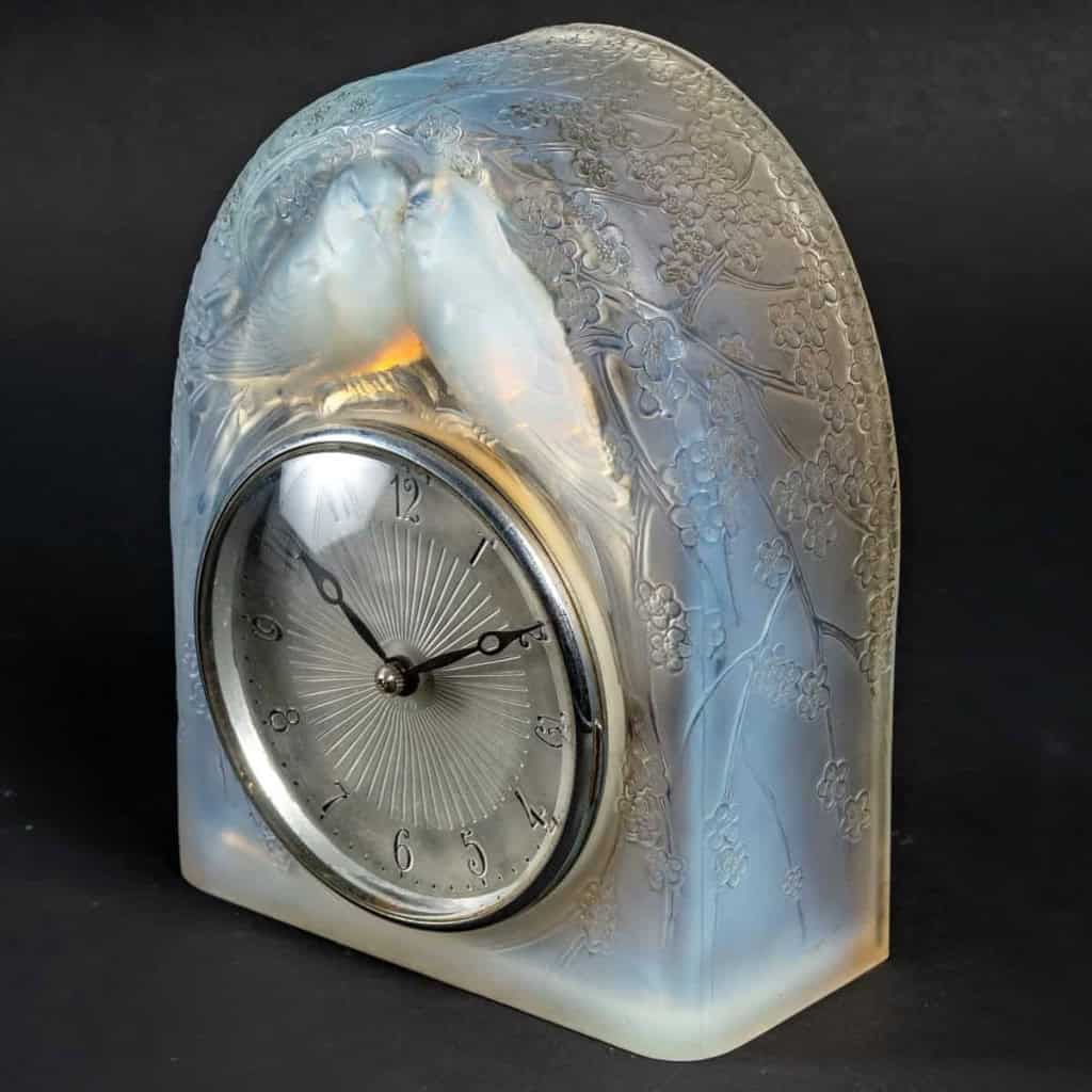 Pendule "Deux Colombes" verre opalescent - mouvement électrique d'origine de René LALIQUE Pendule "Deux Colombes" verre opalescent - mouvement électrique d'origine de René LALIQUE