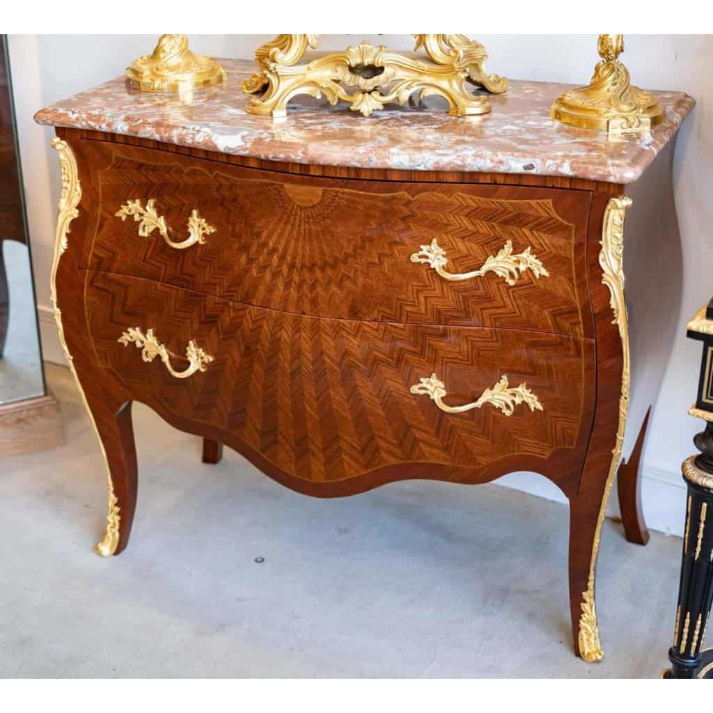 Commode De Style Louis XV à Beau Décor Rayonnant Marqueté De Chevrons. Travail Parisien XIX. Commode De Style Louis XV à Beau Décor Rayonnant Marqueté De Chevrons. Travail Parisien XIX.