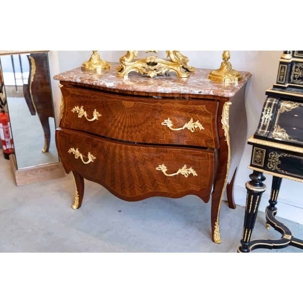 Commode De Style Louis XV à Beau Décor Rayonnant Marqueté De Chevrons. Travail Parisien XIX. Commode De Style Louis XV à Beau Décor Rayonnant Marqueté De Chevrons. Travail Parisien XIX.