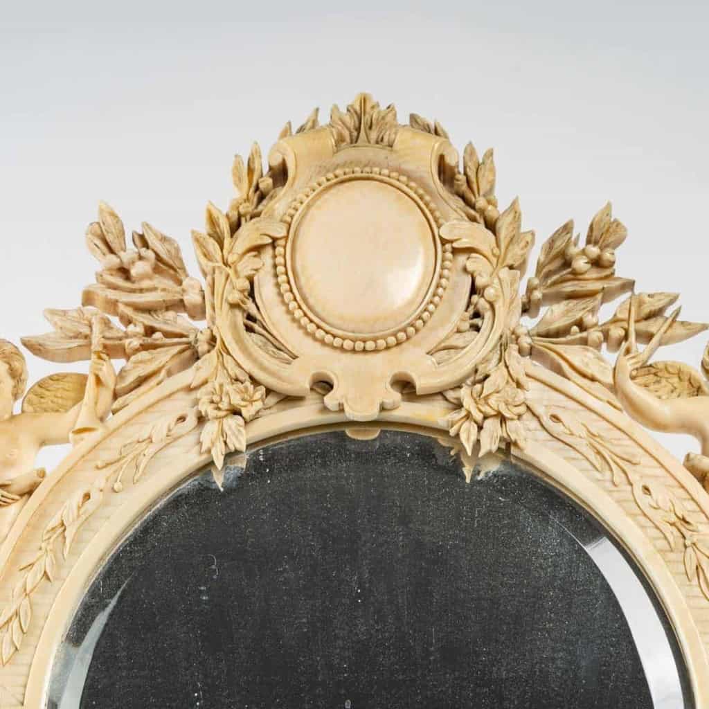 Miroir en ivoire de Dieppe, XIXème siècle Miroir en ivoire de Dieppe, XIXème siècle