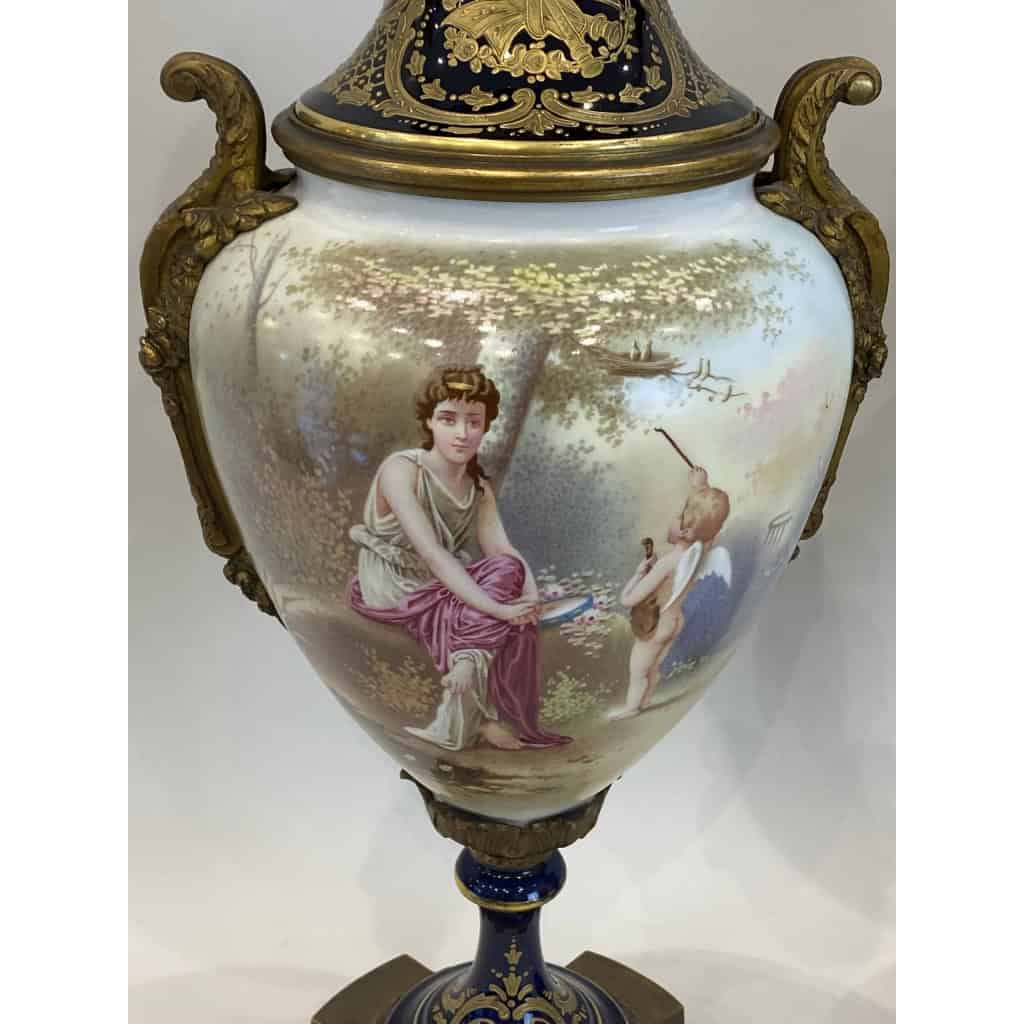 Paire de vases en porcelaine Sèvres, Circa 1880 Paire de vases en porcelaine Sèvres, Circa 1880