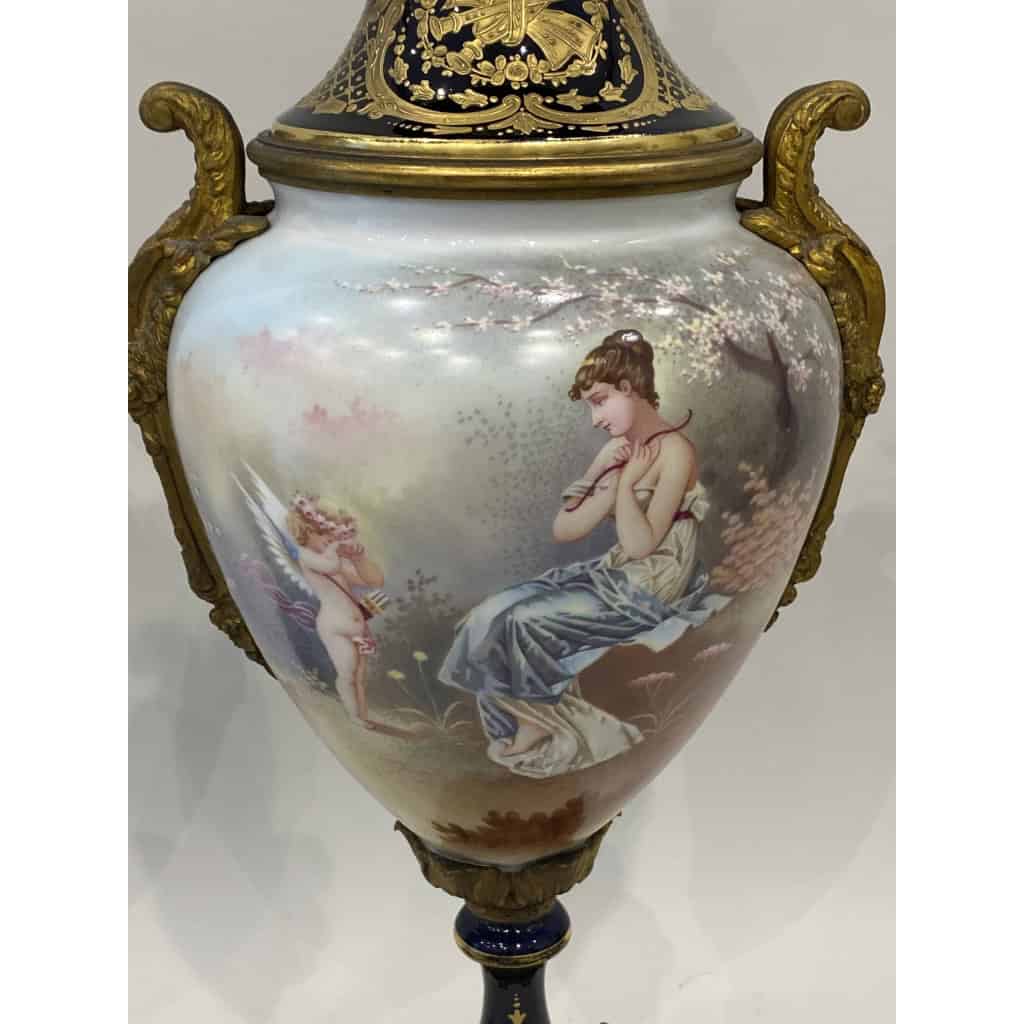 Paire de vases en porcelaine Sèvres, Circa 1880 Paire de vases en porcelaine Sèvres, Circa 1880