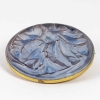 Broche "Mouches" verre blanc patiné bleu sur cliquant rose de René LALIQUE Broche "Mouches" verre blanc patiné bleu sur cliquant rose de René LALIQUE