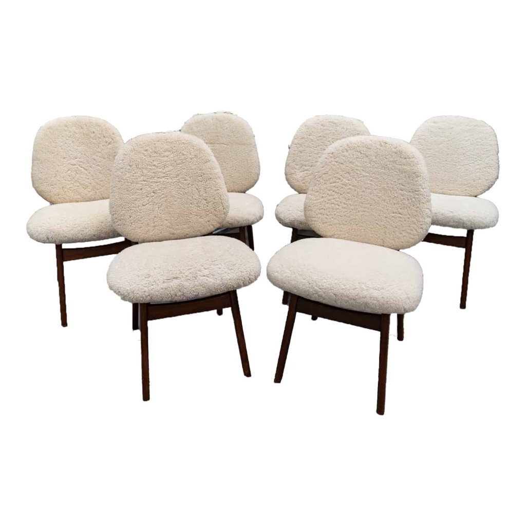 Ensemble de 6 chaises danoises en teck recouvertes de tissu en mouton bouclé. |||||||||||