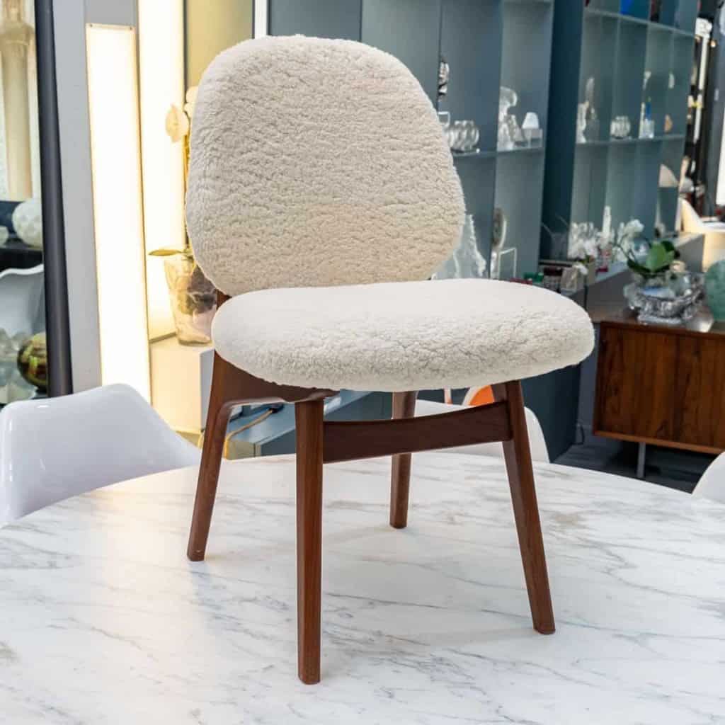 Ensemble de 6 chaises danoises en teck recouvertes de tissu en mouton bouclé. Ensemble de 6 chaises danoises en teck recouvertes de tissu en mouton bouclé.