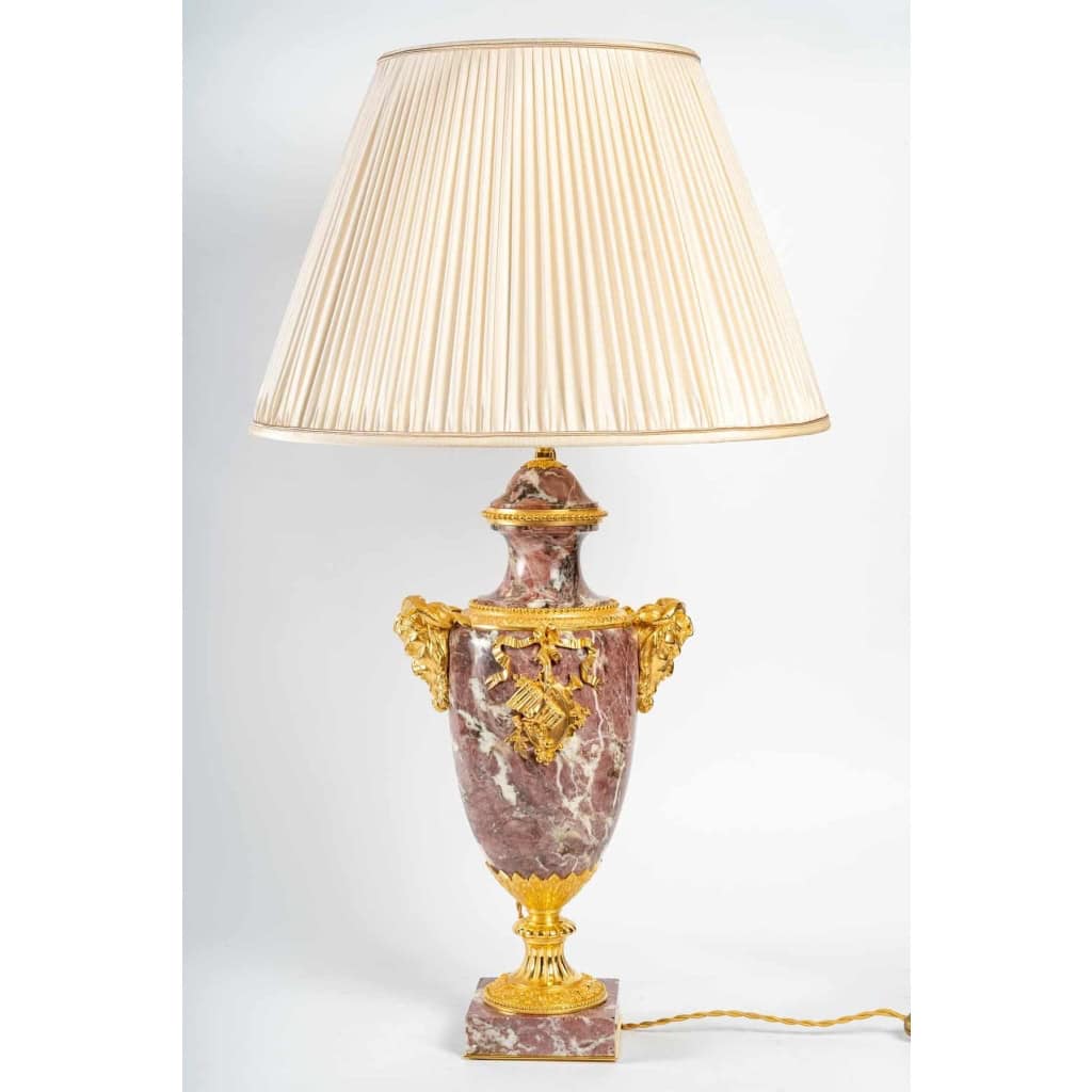 Paire de cassolettes d'époque Napoléon III (1851 - 1870) montées en lampes. Paire de cassolettes d'époque Napoléon III (1851 - 1870) montées en lampes.