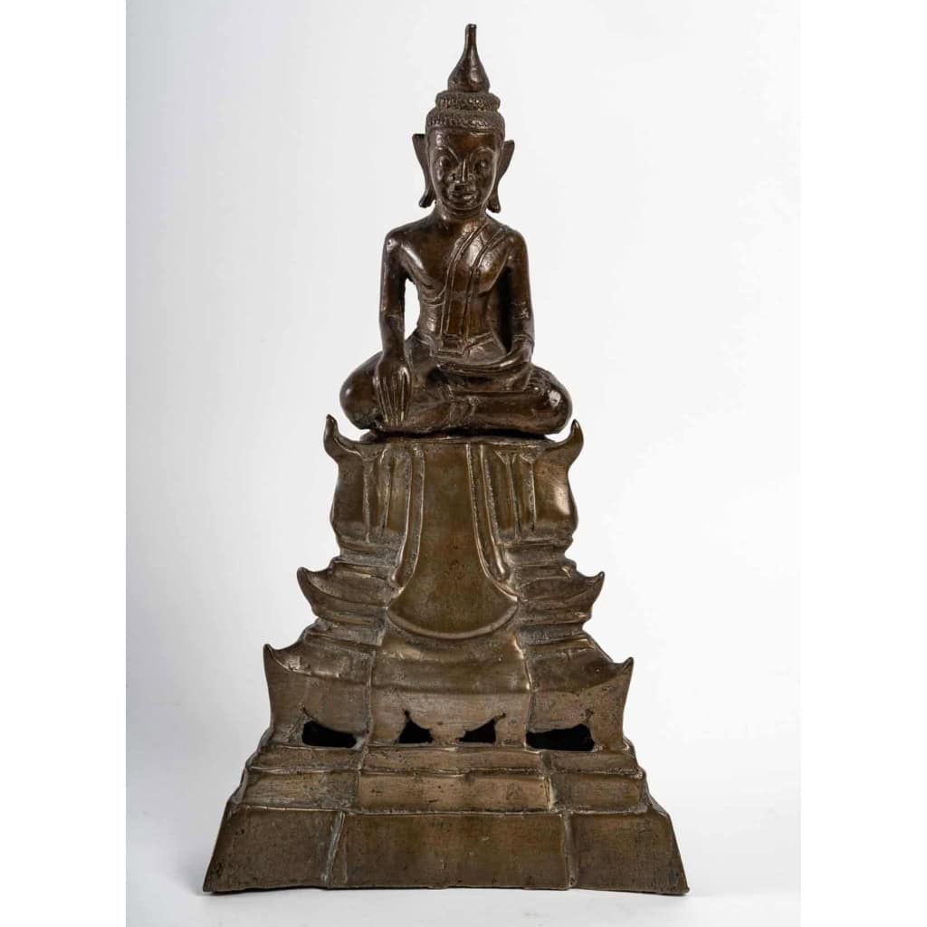 Bouddha en bronze, assis en position de la prise de la terre à témoin ou vainqueur de Mâra, Laos 19e siècle ||||||||