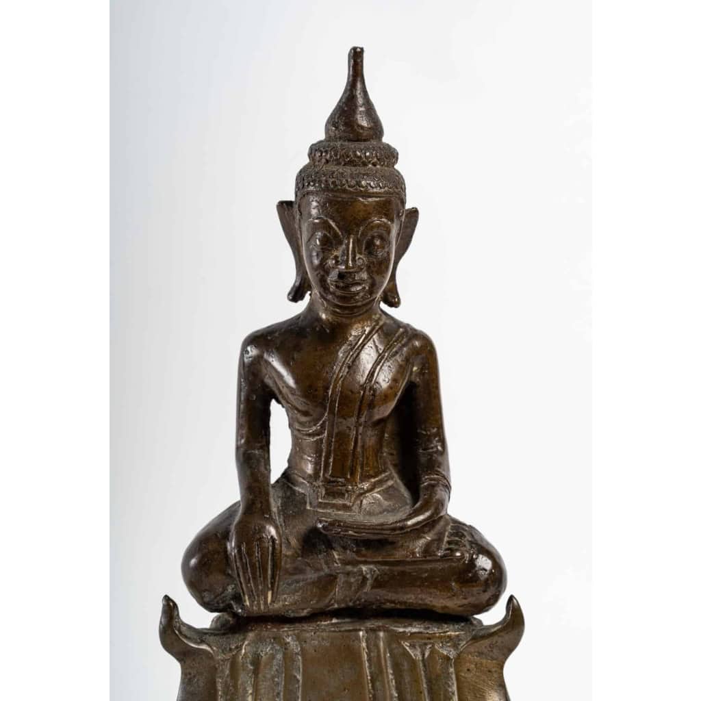 Bouddha en bronze, assis en position de la prise de la terre à témoin ou vainqueur de Mâra, Laos 19e siècle Bouddha en bronze, assis en position de la prise de la terre à témoin ou vainqueur de Mâra, Laos 19e siècle