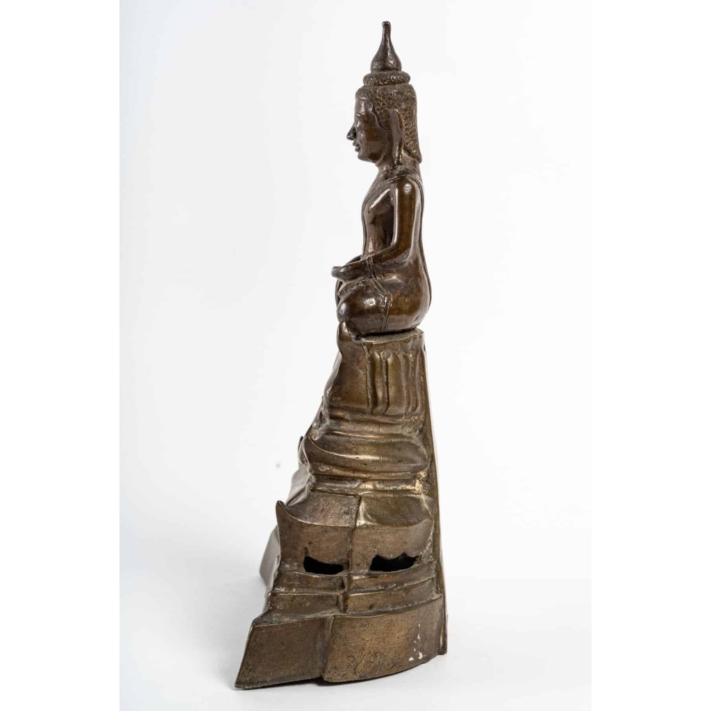 Bouddha en bronze, assis en position de la prise de la terre à témoin ou vainqueur de Mâra, Laos 19e siècle Bouddha en bronze, assis en position de la prise de la terre à témoin ou vainqueur de Mâra, Laos 19e siècle