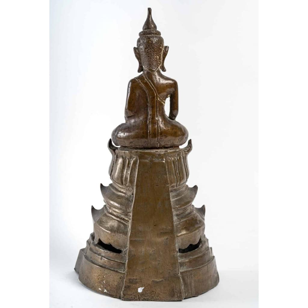 Bouddha en bronze, assis en position de la prise de la terre à témoin ou vainqueur de Mâra, Laos 19e siècle Bouddha en bronze, assis en position de la prise de la terre à témoin ou vainqueur de Mâra, Laos 19e siècle