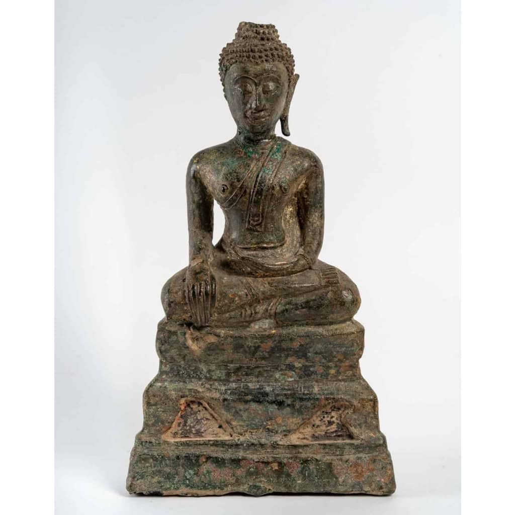 Bouddha en bronze, assis en position de la prise de la terre à témoin ou vainqueur de Mâra, fin 17ème ou début 18ème. |||||||||