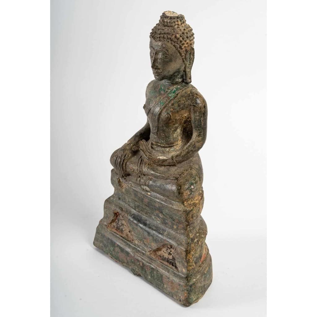 Bouddha en bronze, assis en position de la prise de la terre à témoin ou vainqueur de Mâra, fin 17ème ou début 18ème. Bouddha en bronze, assis en position de la prise de la terre à témoin ou vainqueur de Mâra, fin 17ème ou début 18ème.