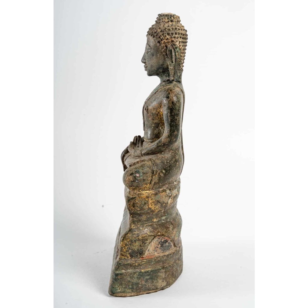 Bouddha en bronze, assis en position de la prise de la terre à témoin ou vainqueur de Mâra, fin 17ème ou début 18ème. Bouddha en bronze, assis en position de la prise de la terre à témoin ou vainqueur de Mâra, fin 17ème ou début 18ème.