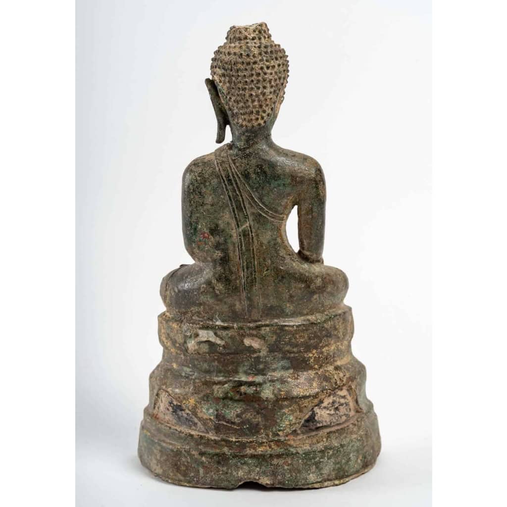 Bouddha en bronze, assis en position de la prise de la terre à témoin ou vainqueur de Mâra, fin 17ème ou début 18ème. Bouddha en bronze, assis en position de la prise de la terre à témoin ou vainqueur de Mâra, fin 17ème ou début 18ème.