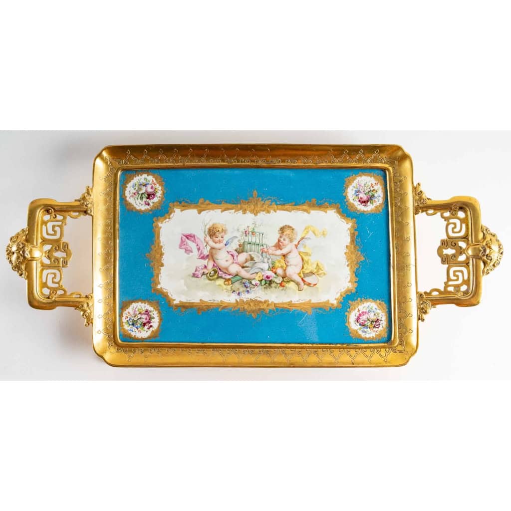 Plateau-présentoir En Bronze Doré Et Porcelaine Aux Amours Oiseleurs. Circa 1860 Plateau-présentoir En Bronze Doré Et Porcelaine Aux Amours Oiseleurs. Circa 1860