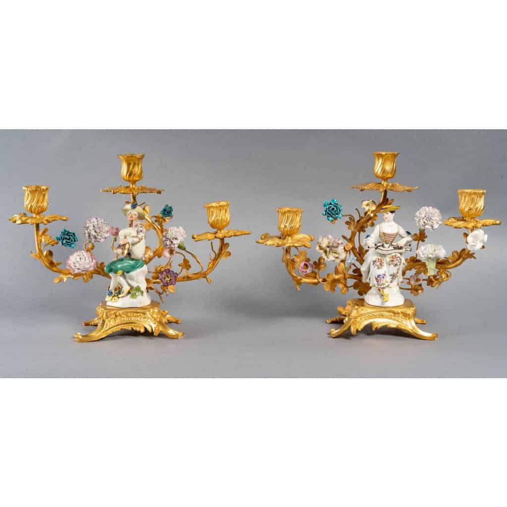 Paire de candélabres en bronze doré avec couple de personnages Meissen. XVIIIe-XIXe siècles. Paire de candélabres en bronze doré avec couple de personnages Meissen. XVIIIe-XIXe siècles.