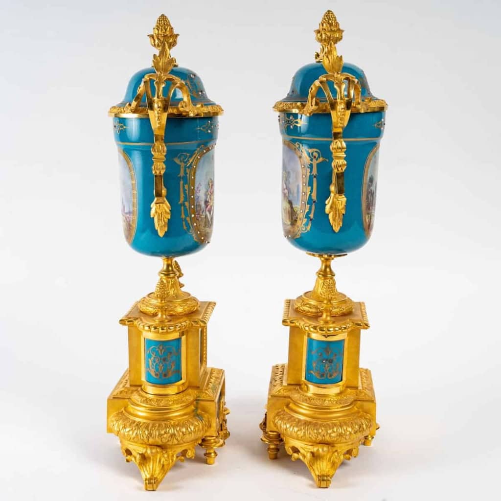 Garniture de cheminée en bronze et plaque de Sèvres, XIXème siècle Garniture de cheminée en bronze et plaque de Sèvres, XIXème siècle