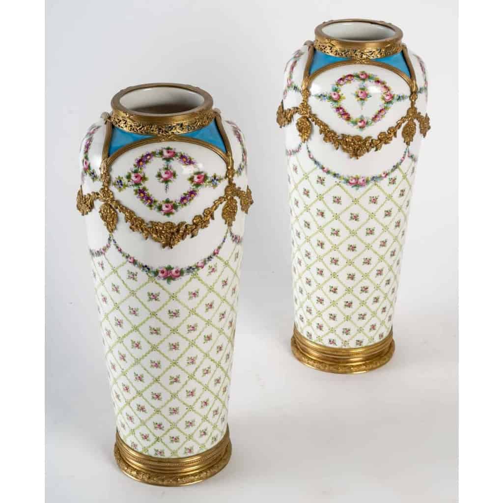 Très belle Paire de Vases en Porcelaine de Sèvres signé, XIXème siècle Très belle Paire de Vases en Porcelaine de Sèvres signé, XIXème siècle