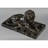 Lion en bronze sur socle en marbre noir, XIXème siècle Lion en bronze sur socle en marbre noir, XIXème siècle