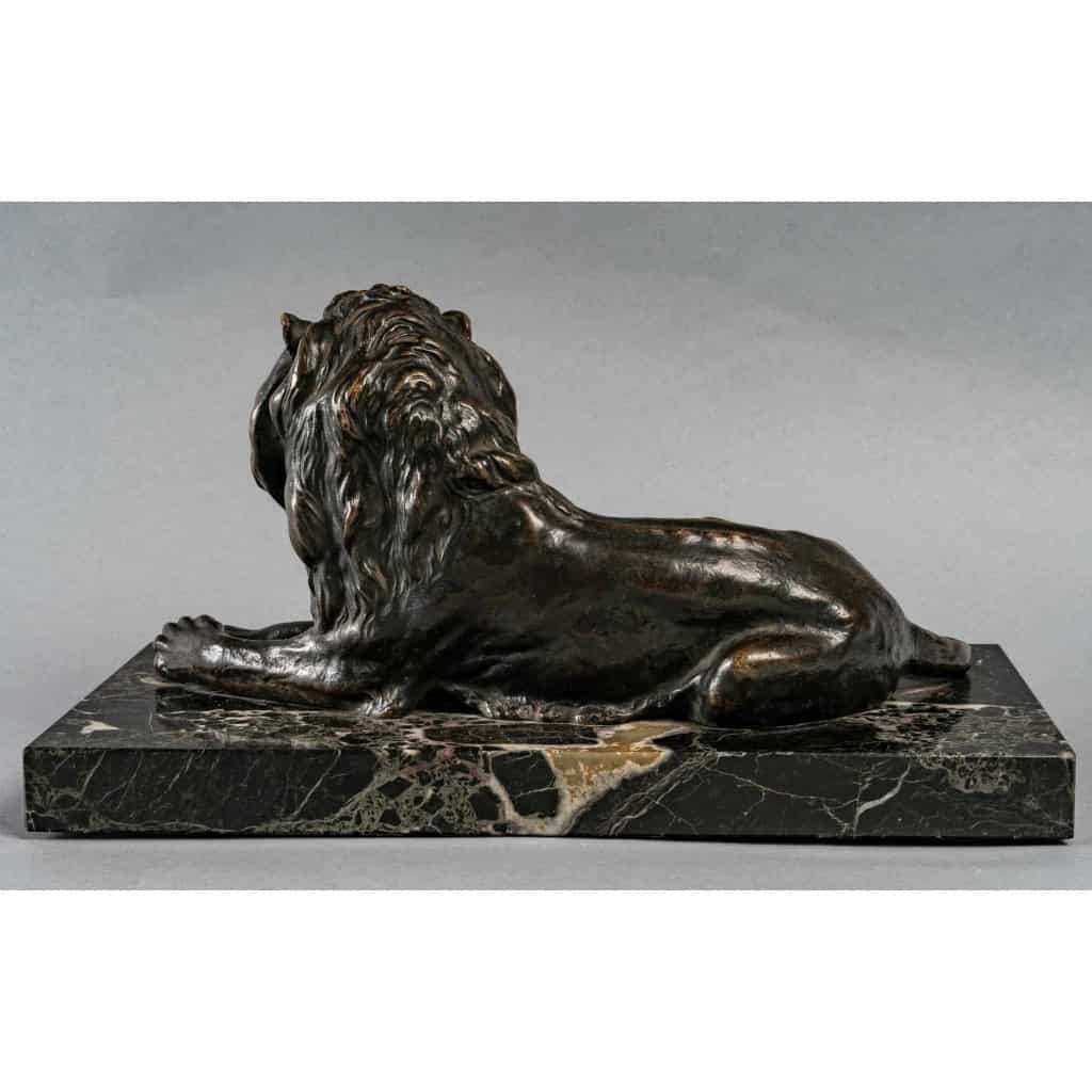 Lion en bronze sur socle en marbre noir, XIXème siècle Lion en bronze sur socle en marbre noir, XIXème siècle