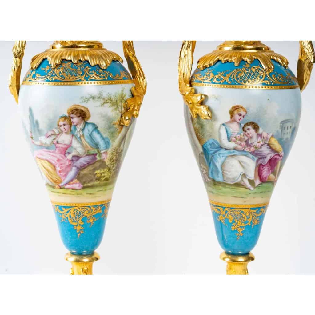 Paire de Vases en Porcelaine de Sèvres bleu, XIXème siècle Paire de Vases en Porcelaine de Sèvres bleu, XIXème siècle