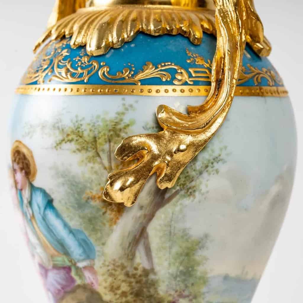 Paire de Vases en Porcelaine de Sèvres bleu, XIXème siècle Paire de Vases en Porcelaine de Sèvres bleu, XIXème siècle