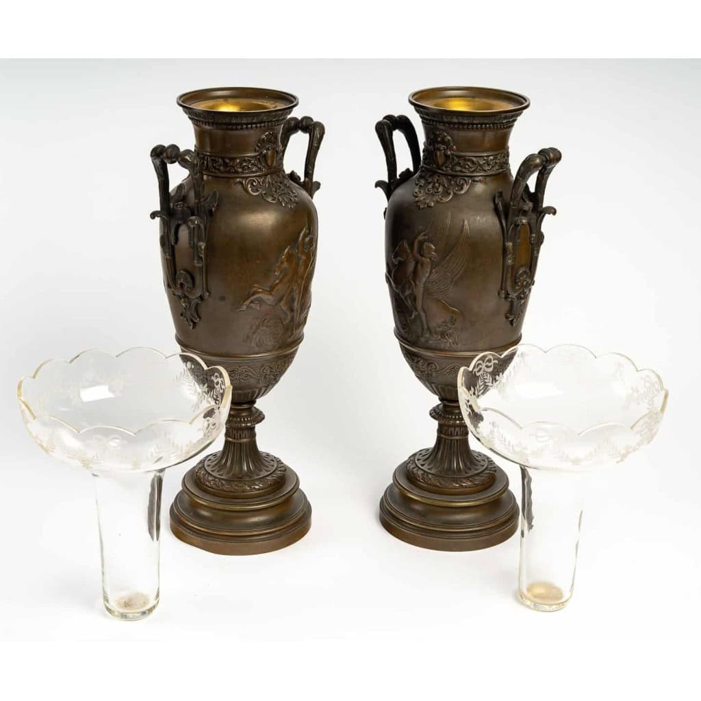 Paire de vases en bronze patiné et intérieur cristal , XIXème siècle Paire de vases en bronze patiné et intérieur cristal , XIXème siècle