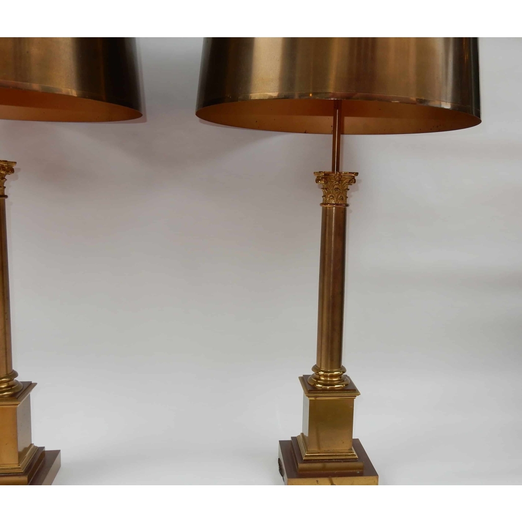 1950/70 Paire de Lampes Aux Colonnes Coryntiennes en Laiton et Bronze Signées Charles 1950/70 Paire de Lampes Aux Colonnes Coryntiennes en Laiton et Bronze Signées Charles