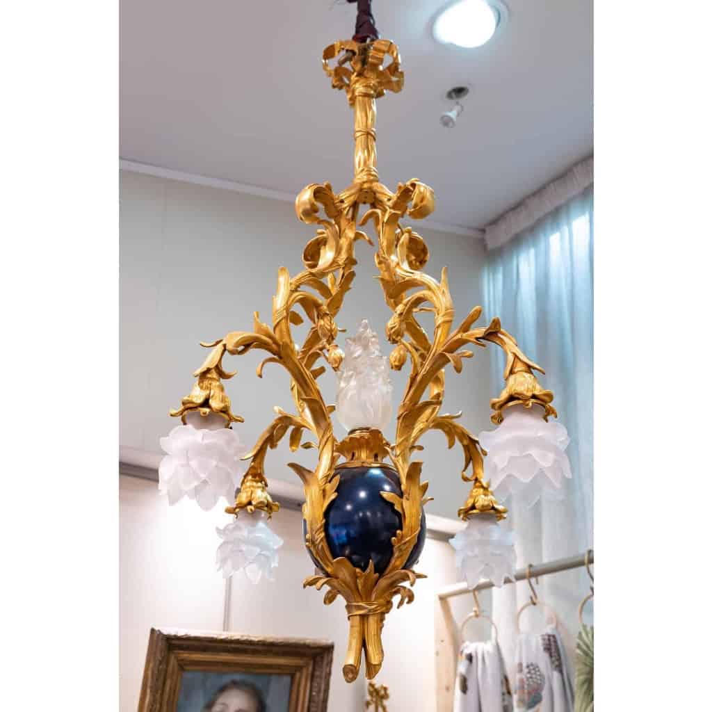 Lustre en bronze doré avec boule peinte émaillée bleu. Fin XIXème siècle |||||||