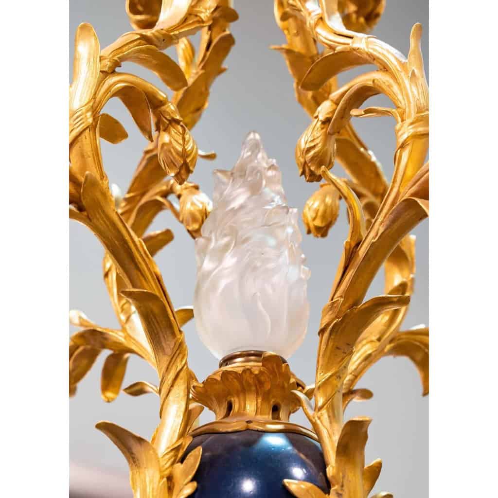 Lustre en bronze doré avec boule peinte émaillée bleu. Fin XIXème siècle Lustre en bronze doré avec boule peinte émaillée bleu. Fin XIXème siècle