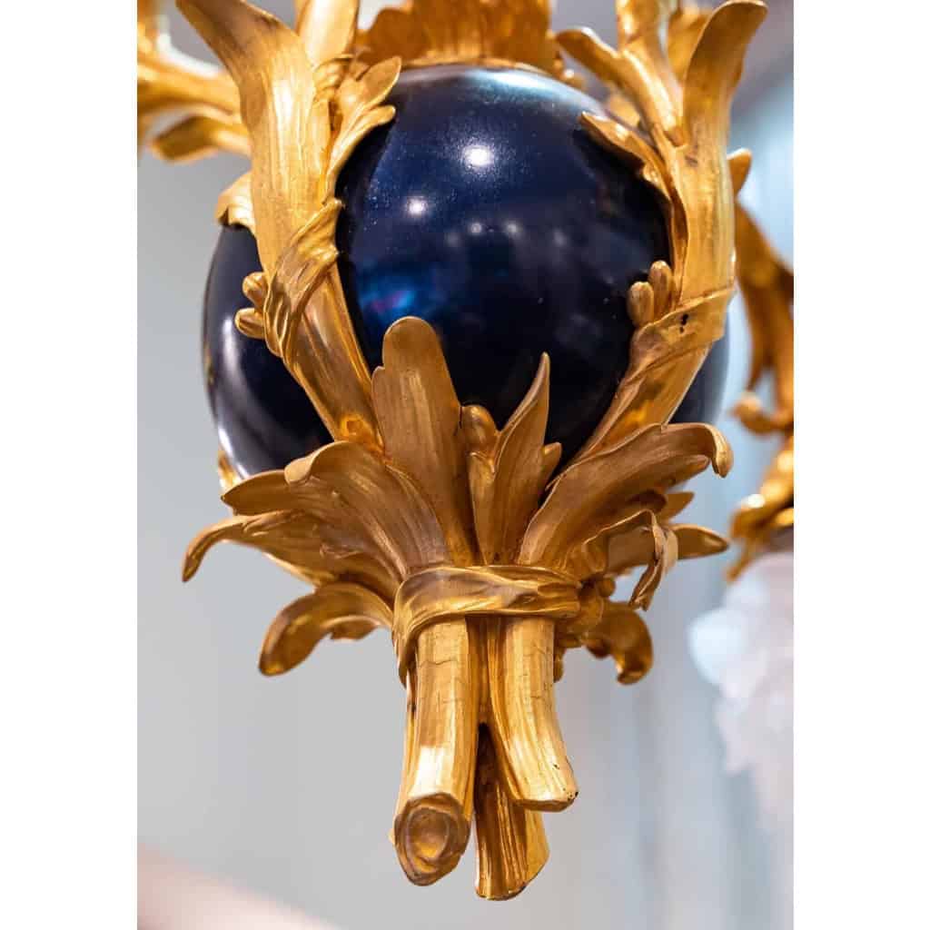 Lustre en bronze doré avec boule peinte émaillée bleu. Fin XIXème siècle Lustre en bronze doré avec boule peinte émaillée bleu. Fin XIXème siècle