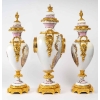 Garniture de cheminée en porcelaine et bronze doré, XIXème siècle Garniture de cheminée en porcelaine et bronze doré, XIXème siècle